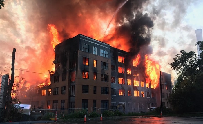آتش سوزی ساختمان ناشی از سیم برق غیر استاندارد
